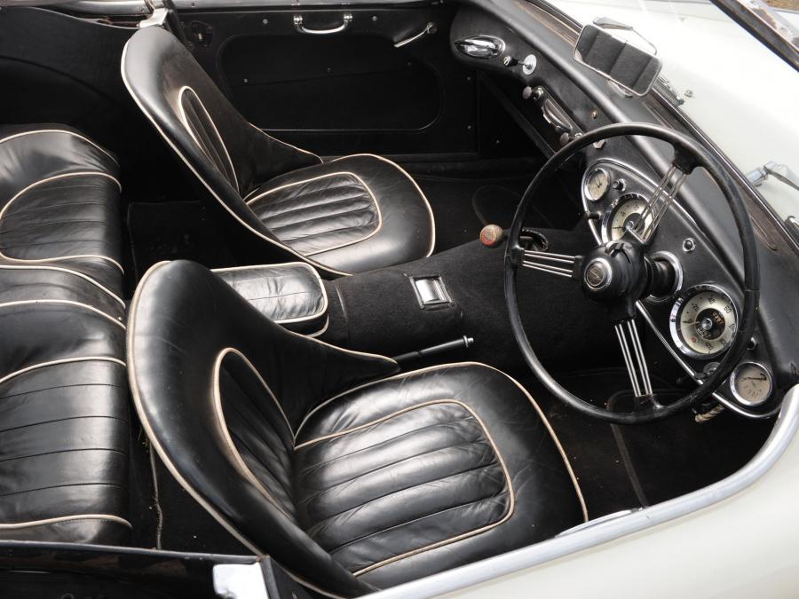Интерьер Austin-Healey 100-6 (BN4) 1956 года  (UK) (фото 6 из 7)